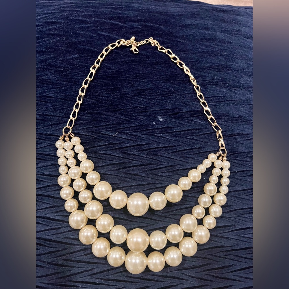 Creamy white peal necklace.